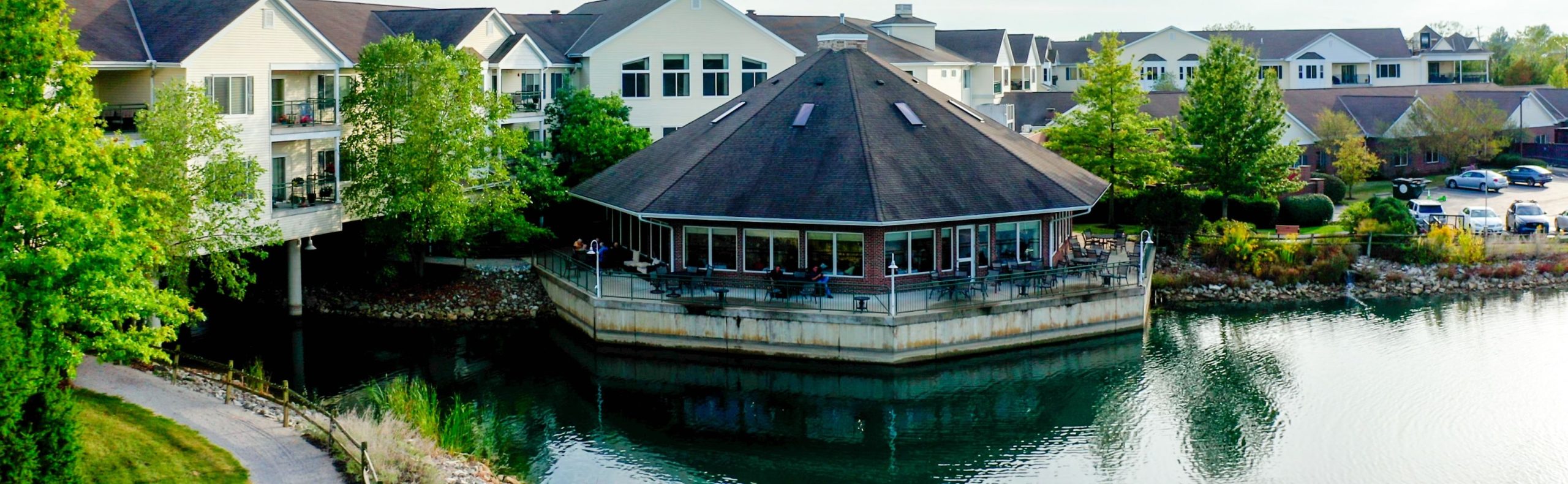 Wide desktop banner of the Waters Edge waterfront restaurant at Willow Brook Run in Delaware, Ohio, used as the dining page header.